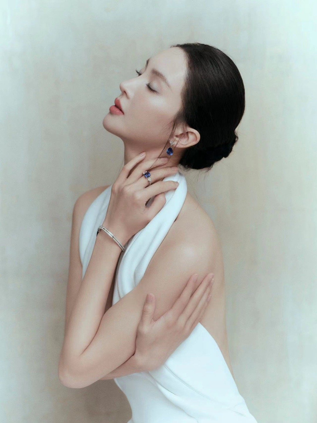 #金晨拍照姿势##金晨双手交叉拥抱# 上海电影节开幕式出发图，双手交叉拥抱的拍照