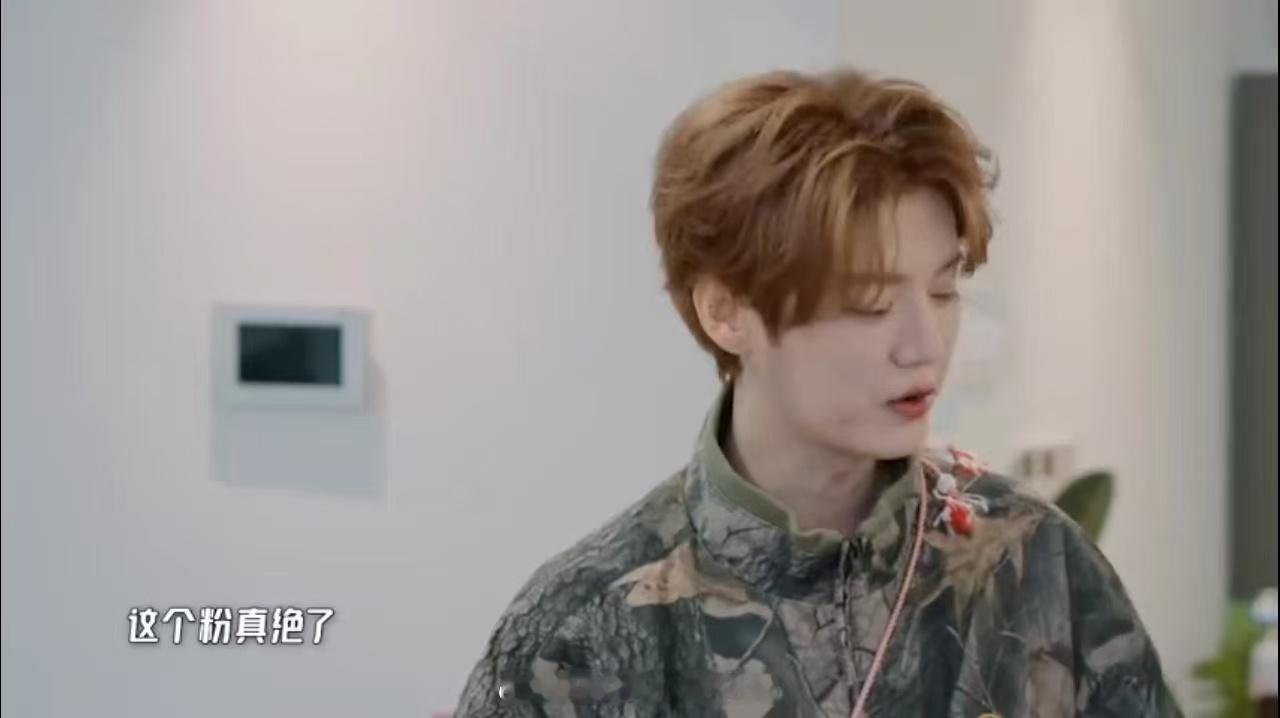 鹿晗这是好吃的表情吗哈哈哈哈哈 鹿晗吃粉的表情很有记忆点，一边摆手一边夸好吃，没