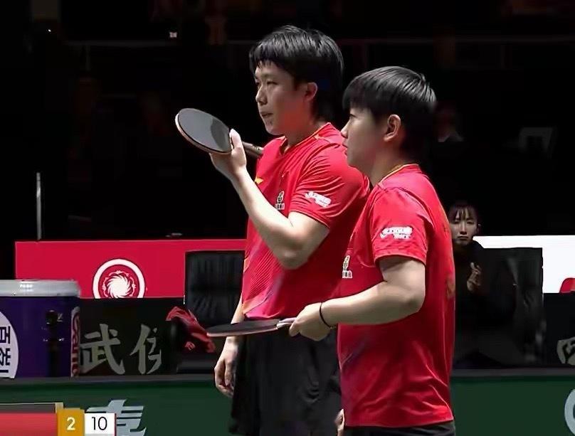 混团世界杯国乒对阵日本，最终8-5取胜豪取8连胜并锁定小组头名。王楚钦/孙颖莎混