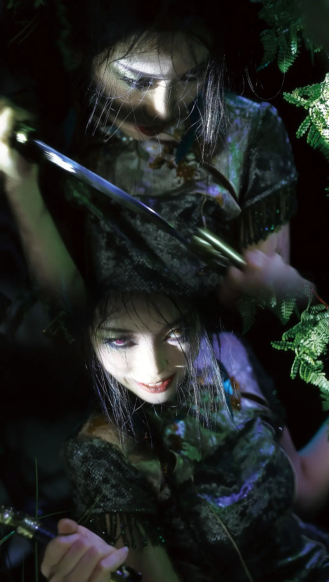 “究竟是披着蛇皮的人，还是人皮下的魑魅魍魉？”