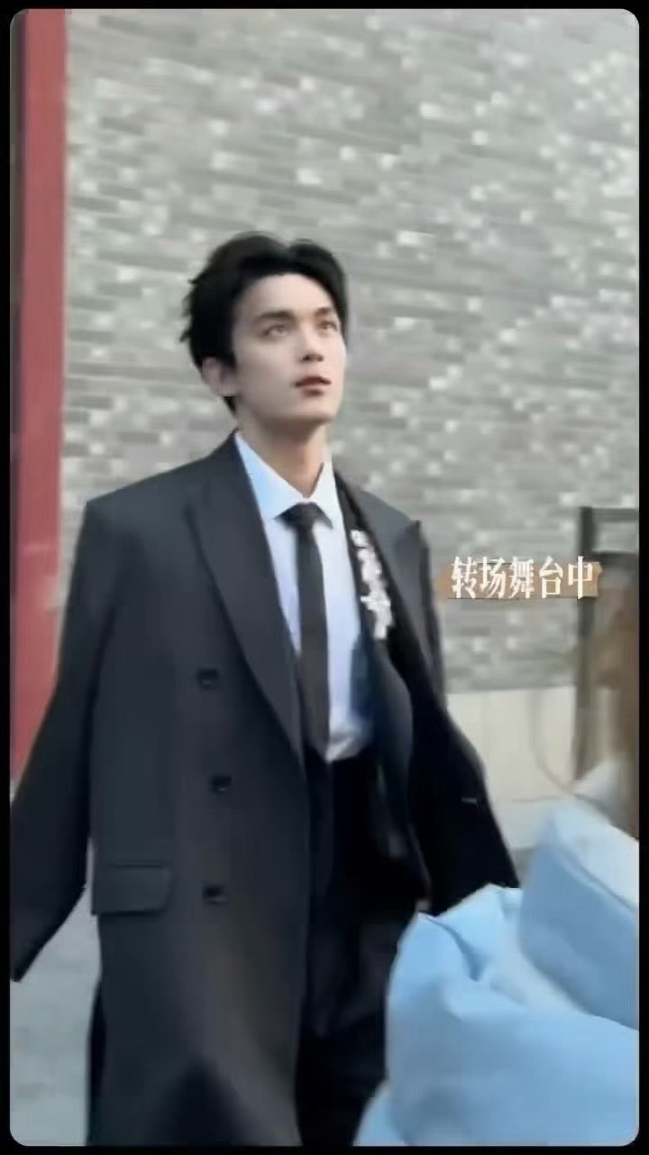 吴磊录音棚daddy舞台baby进棚是专注掌控的酷盖，出棚是笑容软萌的崽崽！吴磊