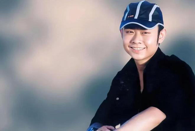 刀郎在年轻时就离家追寻音乐梦想，曾经历一段失败的婚姻并独自抚养女儿。后来遇到朱梅