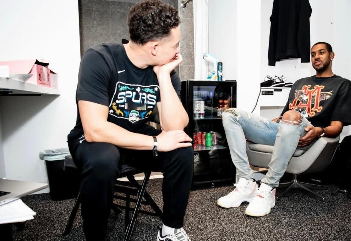 阿尔德里奇晒出了昨天和文班、米奇交谈的照片是不是讨论加入助教组？超话创作官 ｜体