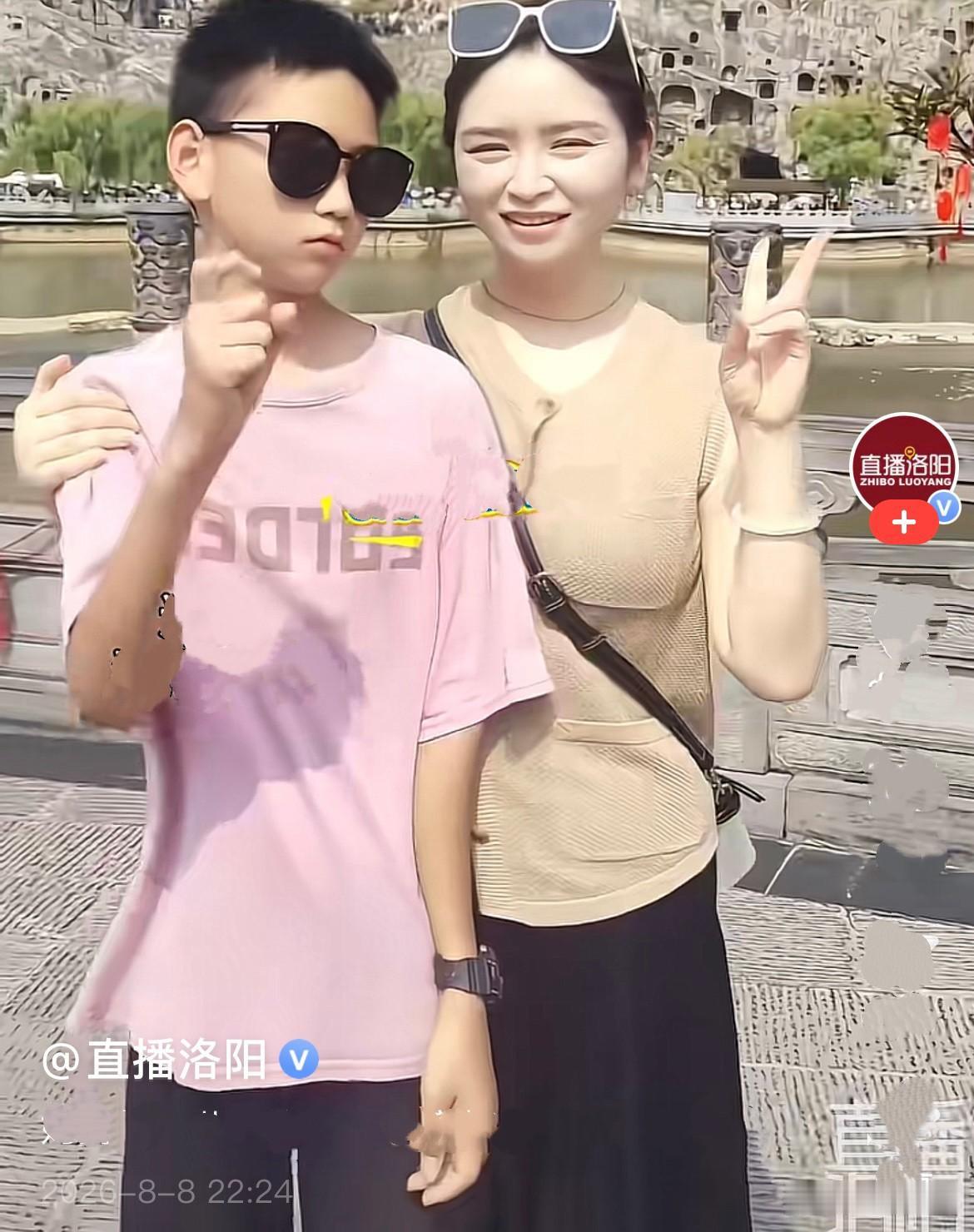 近日，一对母子在河南洛阳龙门石窟，妈妈满心欢喜，想在美景前和儿子拍几张合影，留个