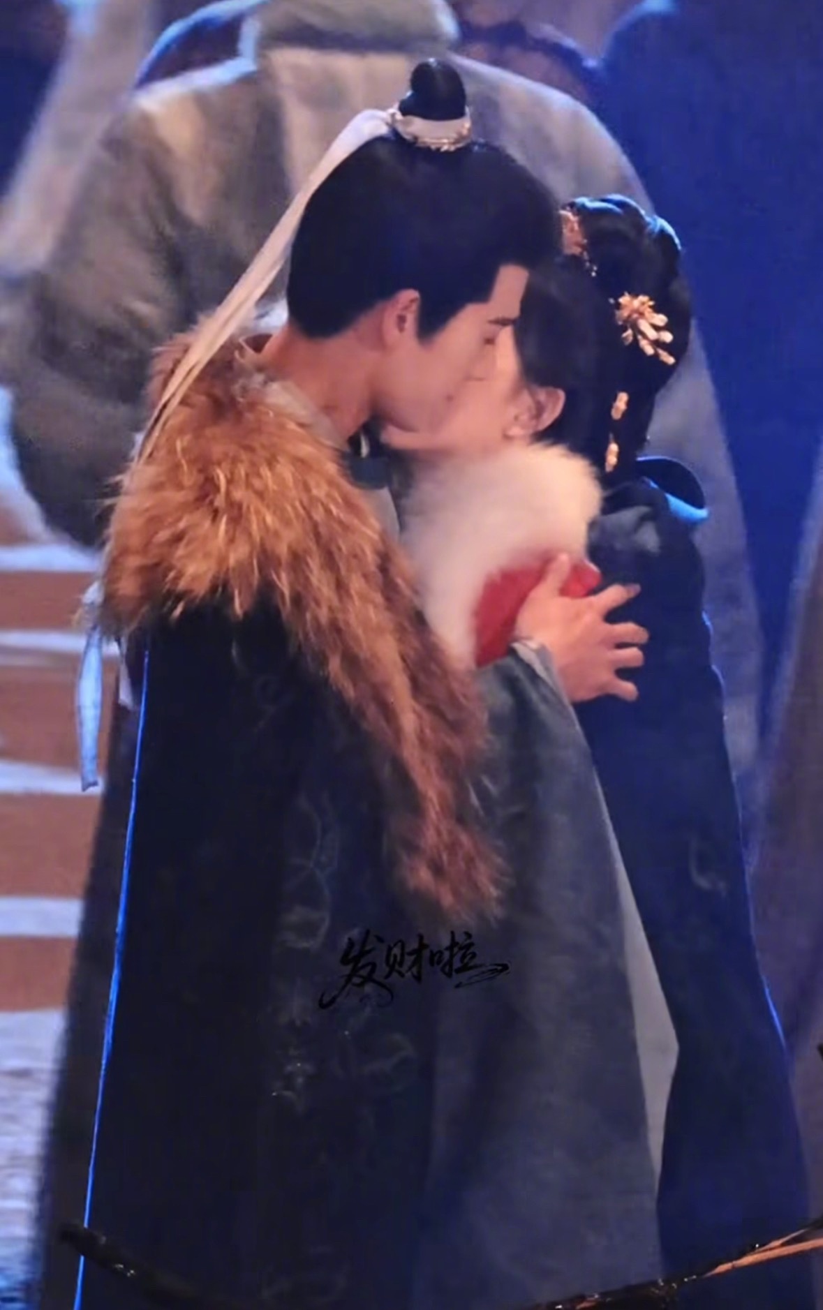 昀牵孟绕就这么亲上了老天...不是我说昀牵孟绕这两人也太自然了吧，而且旁边的工作