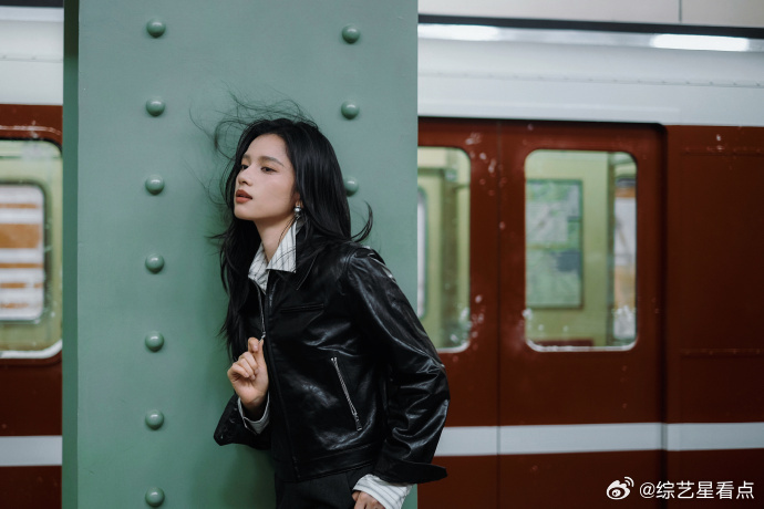 张婧仪皮衣酷飒风  张婧仪皮衣酷飒风简直就是又美又帅。黑长直的发型搭配的皮衣的造