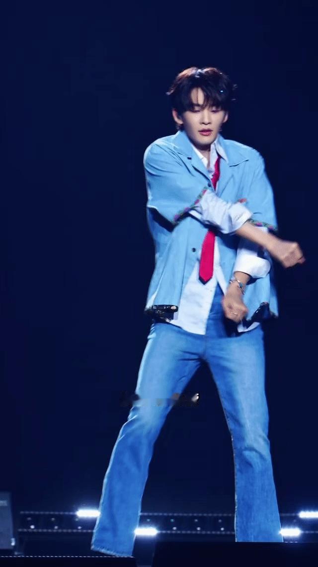 谁教王赫野这样跳舞的，哈哈哈哈王赫野！你这跳舞有点好笑哦