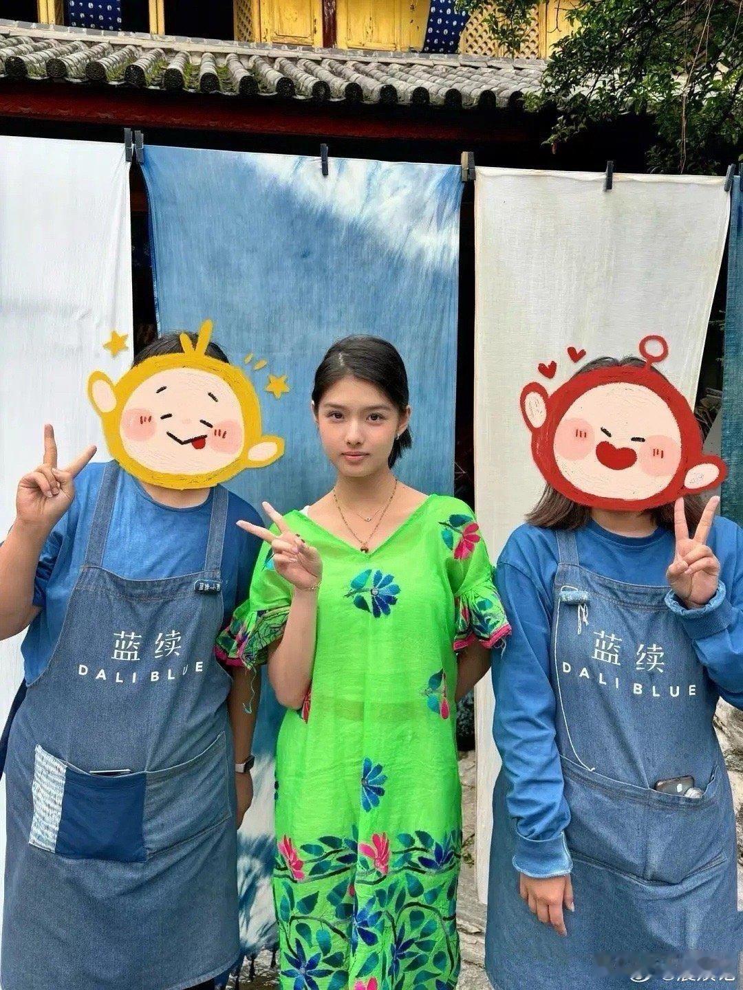 艾米虽然年轻，但审美独特，每次旅行都打扮得五彩斑斓 