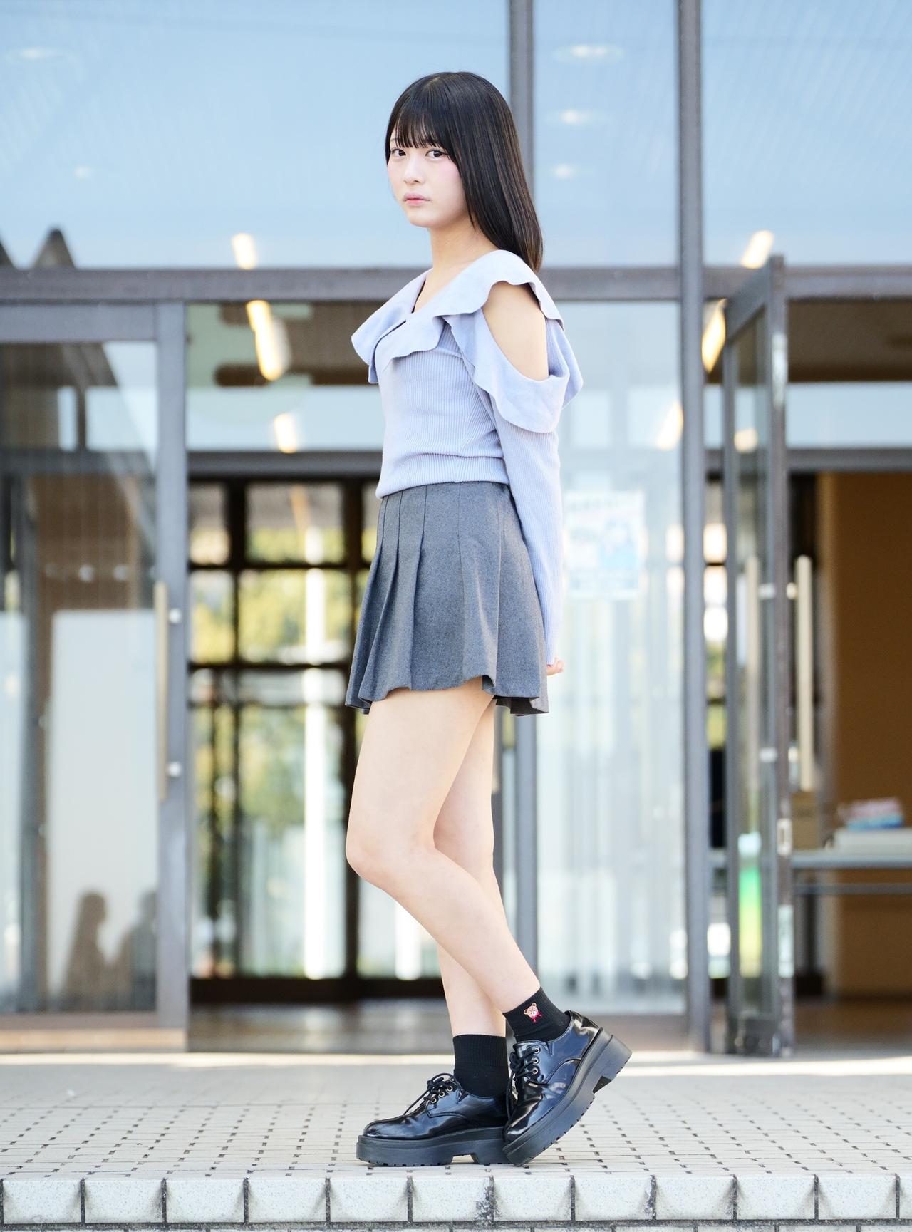 青衫薄，步履轻，梦回故里。