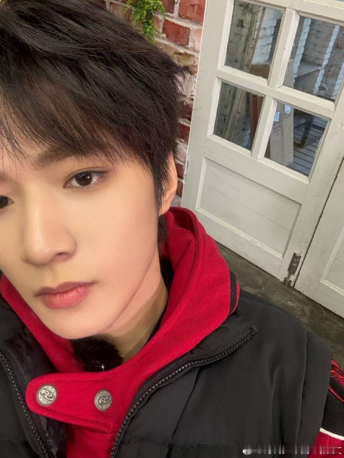 刘耀文冷刘耀文冷到表情都要冻住了，拍完自拍手马上揣回兜里，太真实了 