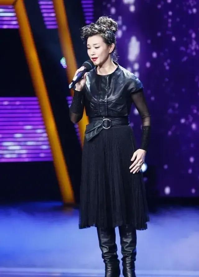 1996年，宋祖英亲手把18岁的小保姆送进了监狱，一判就是12年，而这个保姆还是