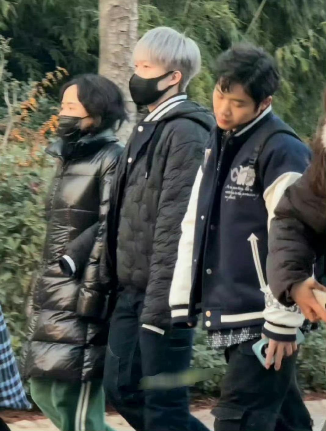 王楚钦挽妈妈手逛街 休息时间会陪妈妈逛街 还会挽着妈妈手的乖宝 