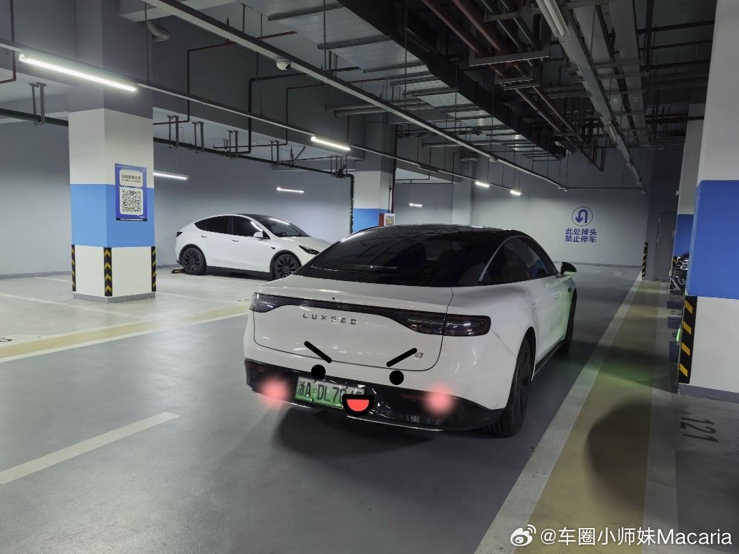 明明左右都有空车位，但他偏偏选择了停路中间 