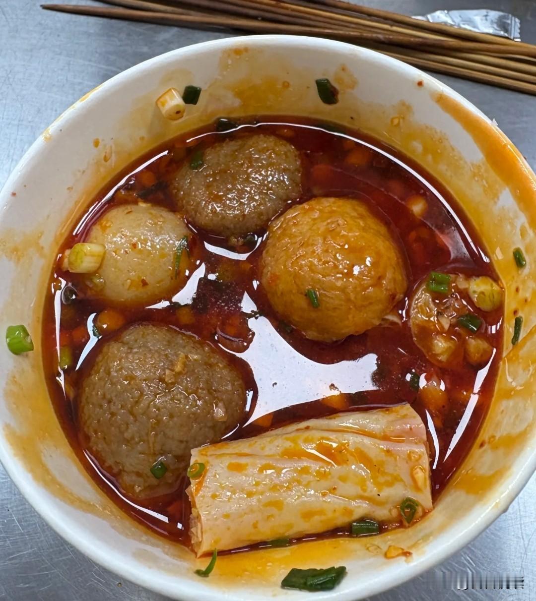 荆州一些麻辣烫店里的站锅师傅，烹煮食材时不戴口罩，还总爱一边忙活一边跟顾客搭话，
