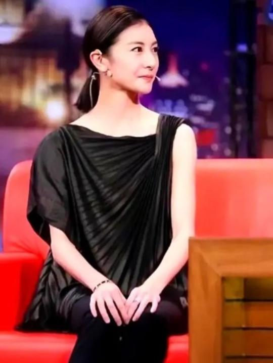 2008年，亿万富豪王微在婚内偷偷和漂亮的舞蹈演员住一起后，回家想跟老婆杨蕾离婚