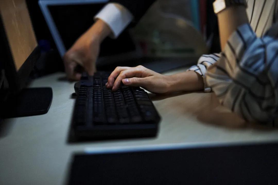 办公桌被“怼脸拍”，午休趴桌竟被开除！法院判了：公司赔偿11.8万，职场人必看的