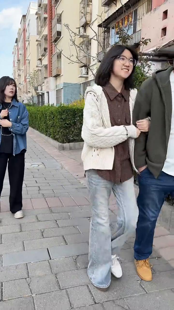 当一家三口出门时。
深呼吸，亲生的。