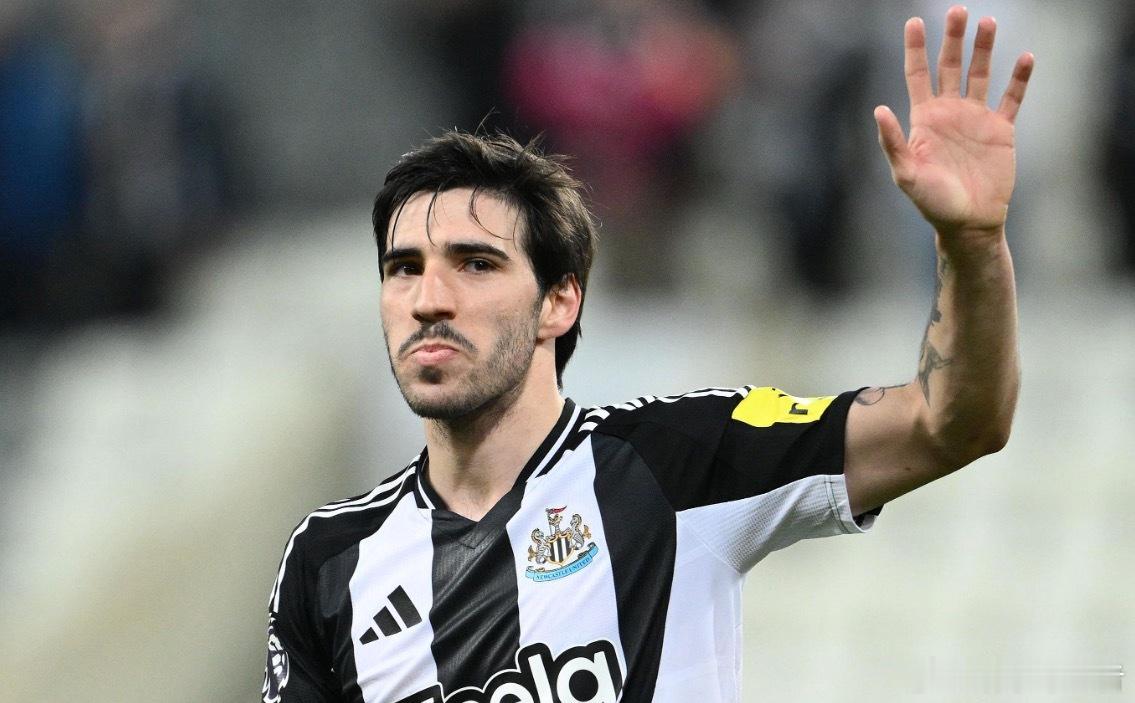 罗马诺在社媒报道了阿森纳锁定18岁苏格兰新星詹姆斯·威尔逊的消息。在这条社媒的评