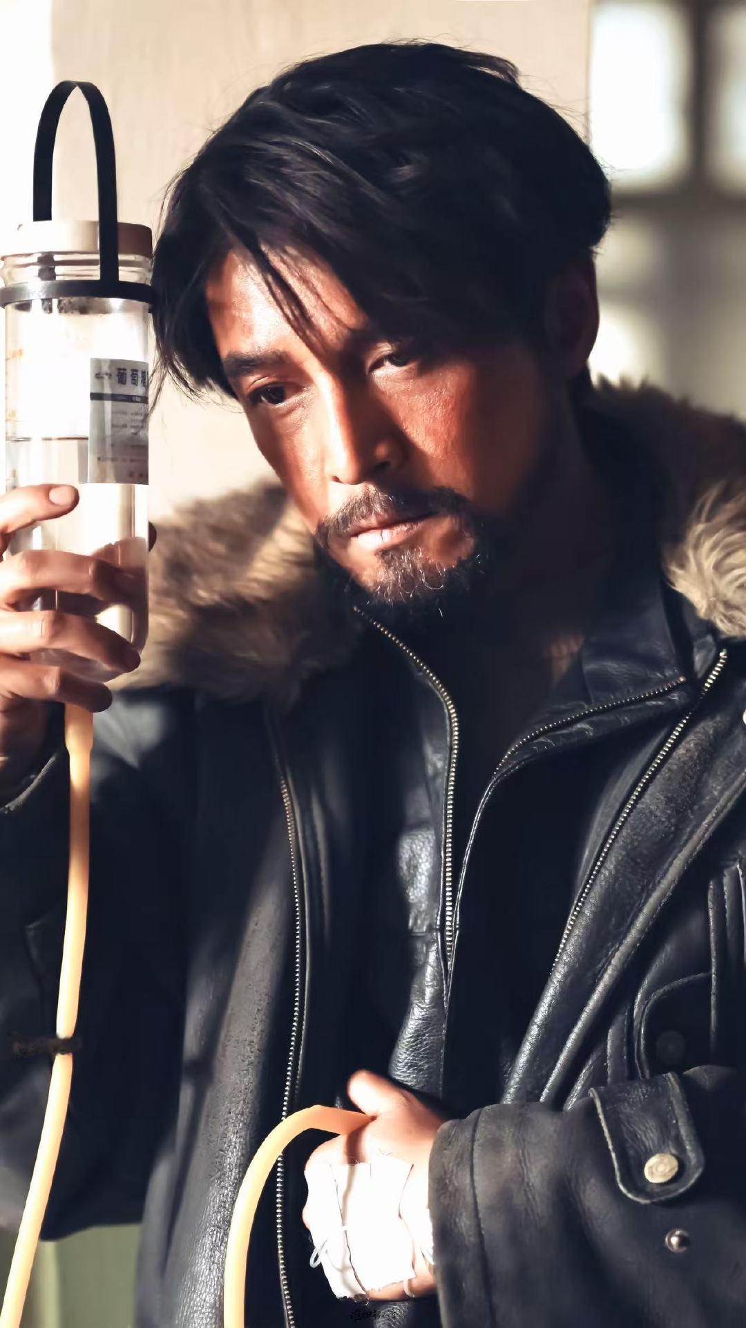 多杰队长的存在就像一道光 像温暖阳光的多杰队长，是巡山队的一剂强心剂，在每一位队