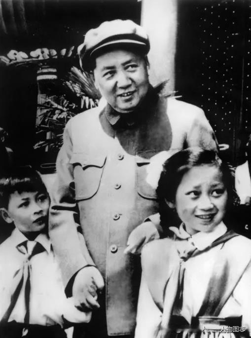 1954年5月1日毛主席在天安门城楼与代表全国少先队员为毛主席敬献花的王光如和刘