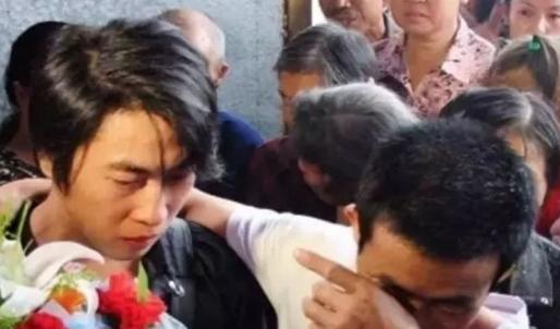 1994年，四川有个人贩子，为了拐走一对年幼的兄弟，直接残忍杀害了他们的妈妈，然