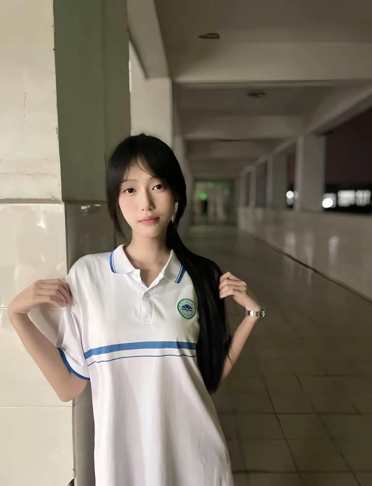 这姑娘在走廊里摆pose呢。居家少女拍照 美女拍照姿势