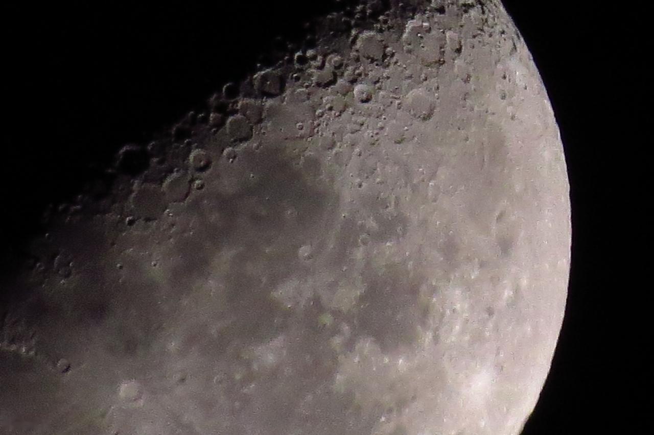 8 月 5 日 14 时 35 分，月球西侧，爱因斯坦陨石坑附近，一声闷响。
