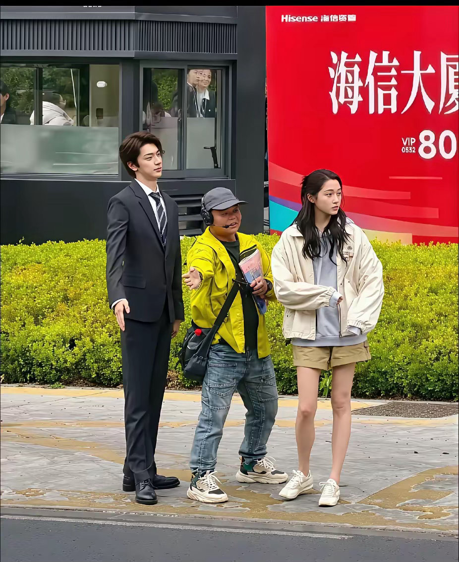 关晓彤现实中也不是很高啊，还是她旁边的男生太高了，才显得她矮 