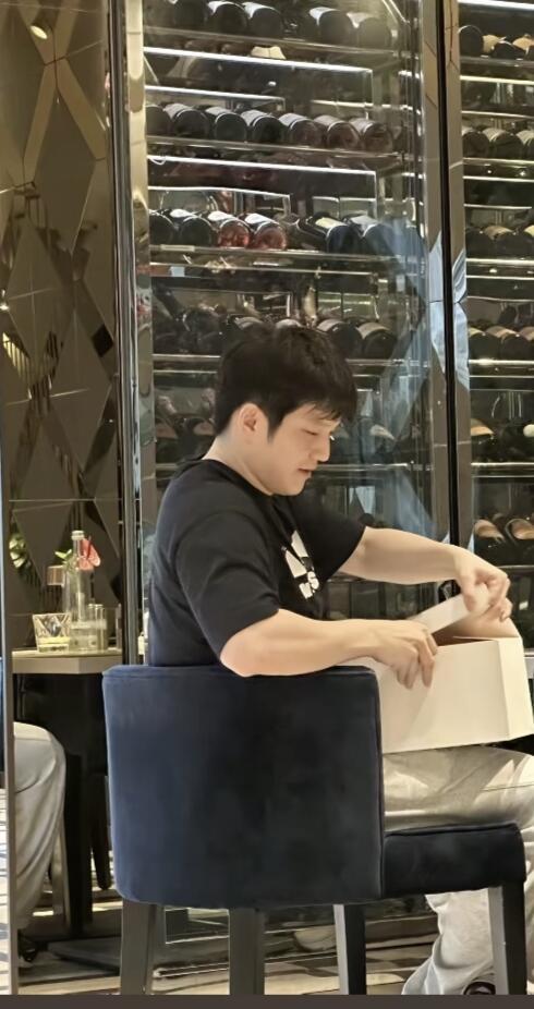 樊振东一心想着吃饭，都不知道自己被偶遇到拍照了，最新的一张了，嘻嘻看到就是赚到！