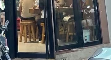 【玉林一餐饮店顾客就餐完久坐一下被赶】

6月6日，网友爆料称：玉林市区的一餐饮