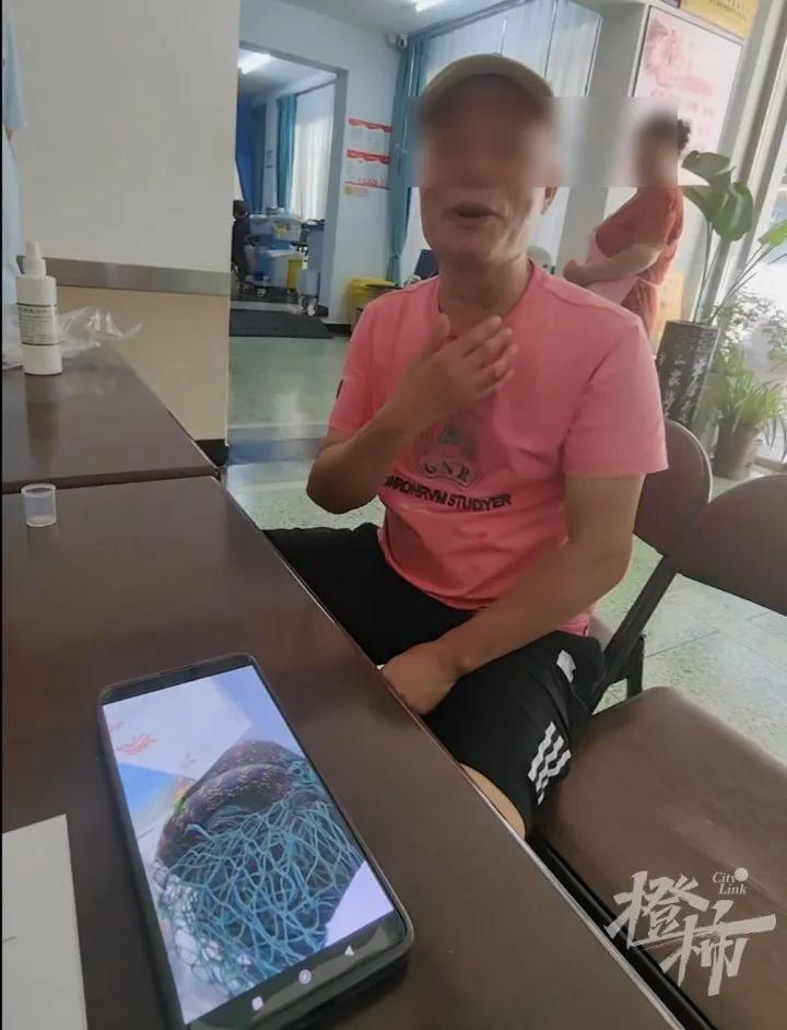 现实版农夫与蛇！浙江温州，60岁梁大伯受邻居所托解救一条被困菜地大网中的王锦蛇准
