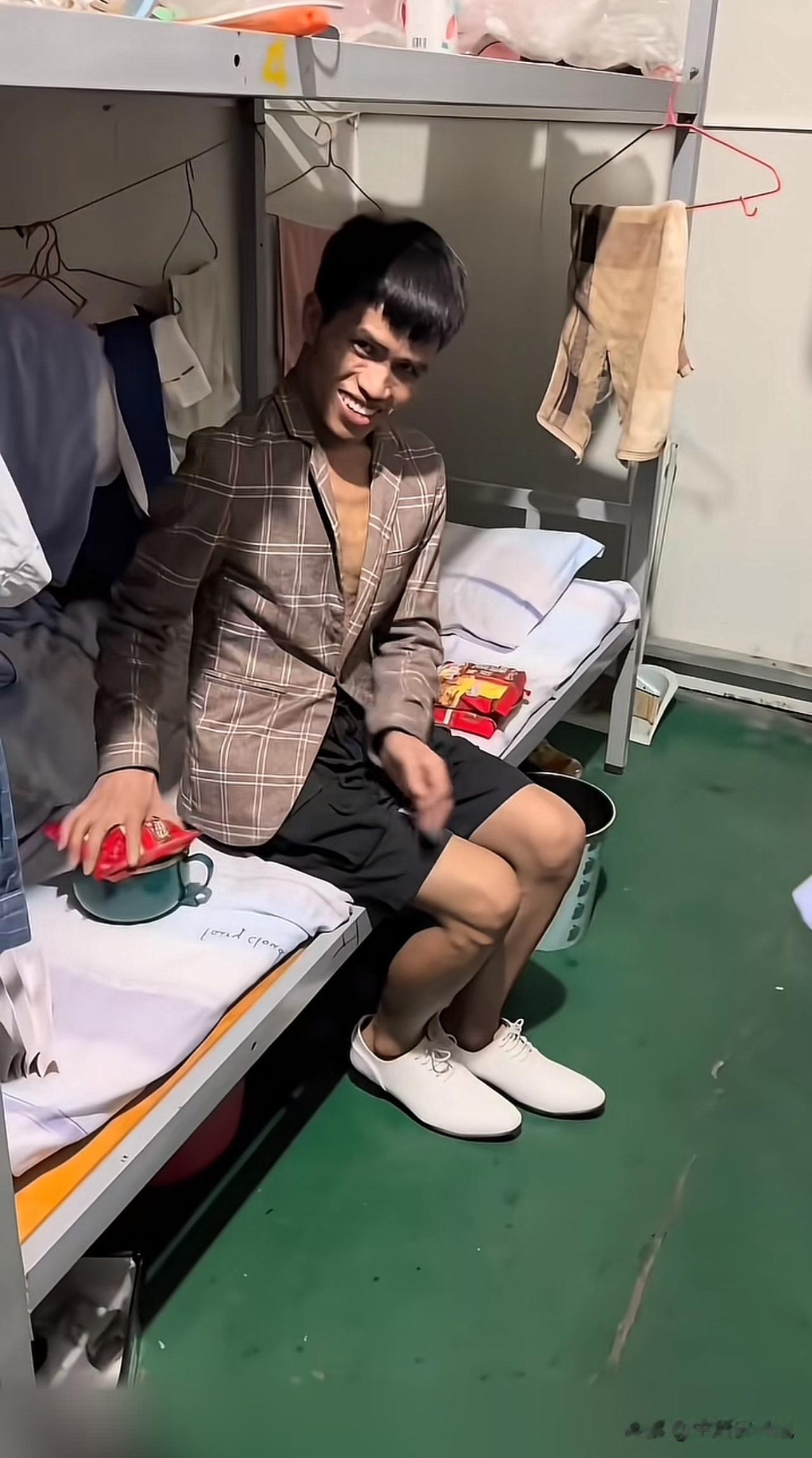 很励志的一位小伙，真是有点可惜了！
本身患有强直性脊椎炎却还坚持打工赚钱，每月4