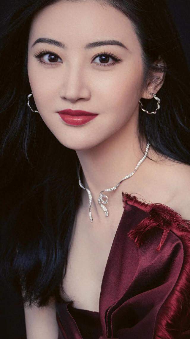 和成龙、周润发、甄子丹都合作过，景甜的票房到底有多少？