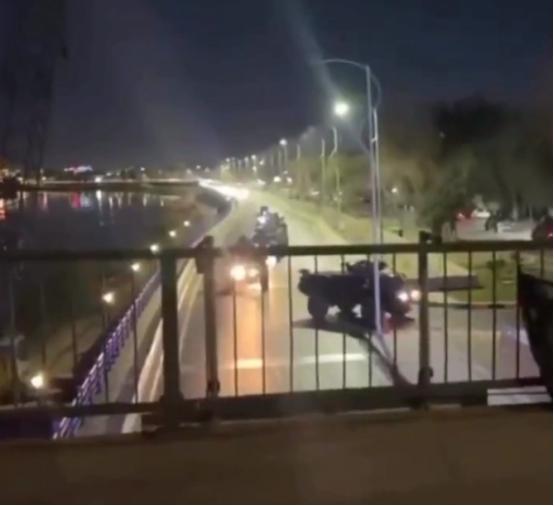 兄弟们，还得是美国仗义！
 
沙特的美国大使馆被炸了之后，美国第一时间想的不是如