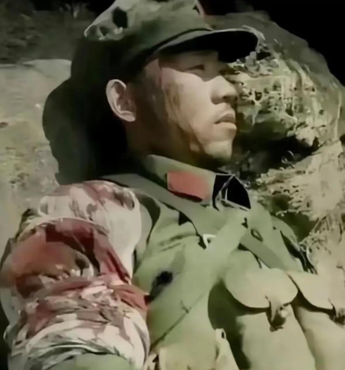 这张是蒋金柱烈士最后一张留在世上的照片，照片中的他，头部被子弹击中，手臂被打断，