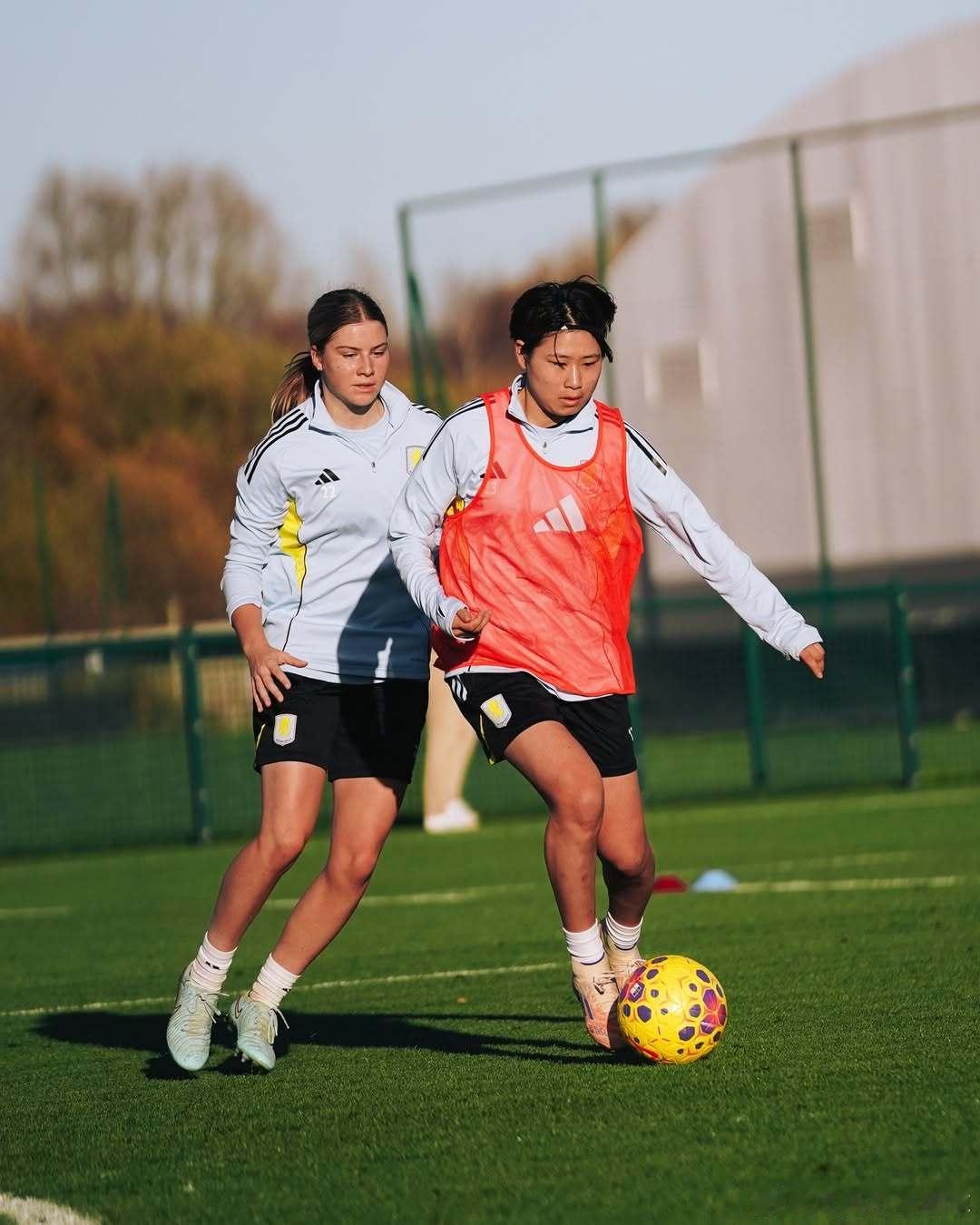 土方麻椰距离WSL首秀不远了。