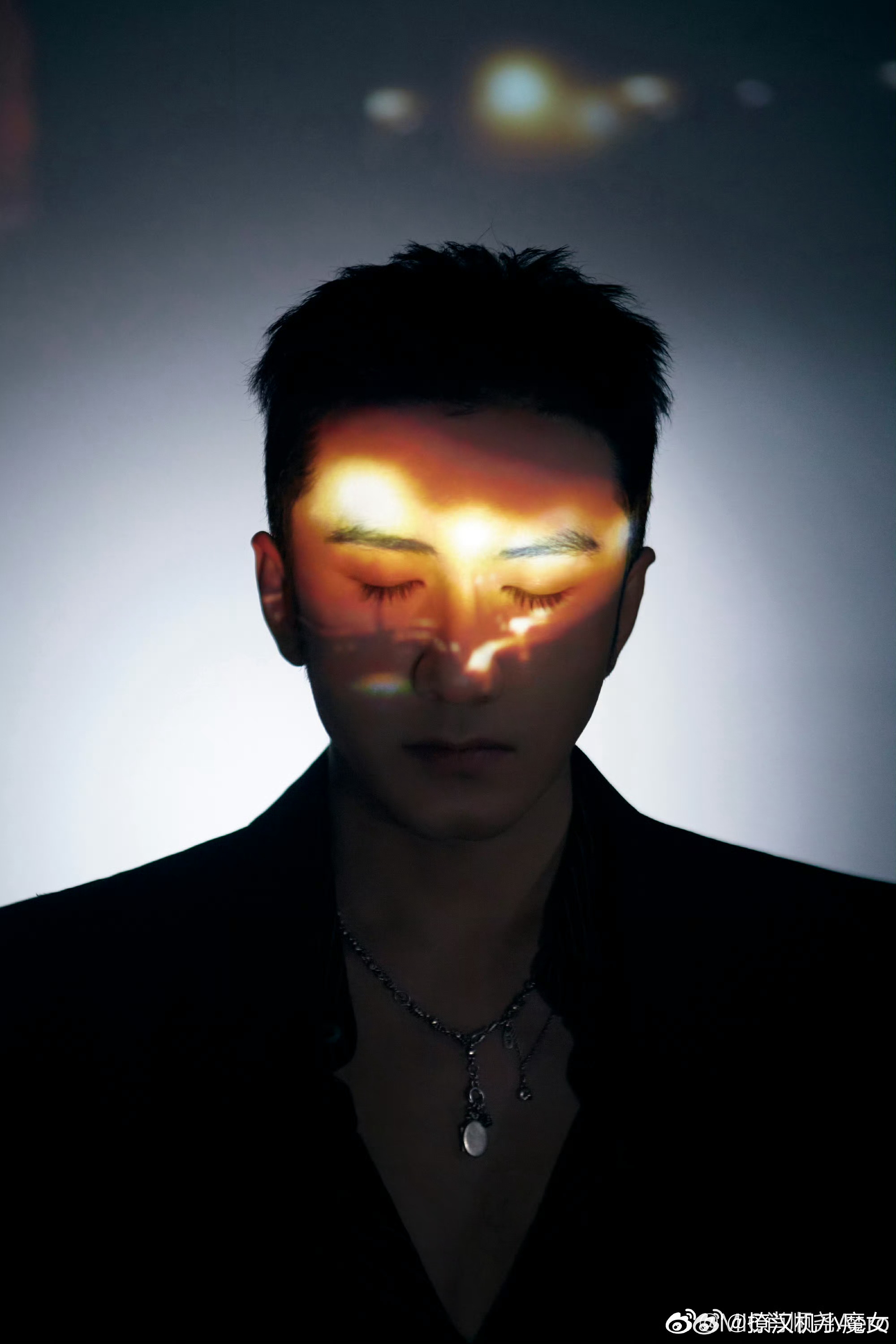当大多数人用“发自拍=我很好”、“发聚餐=我们是好友”、“发悼念=重情义”的规则