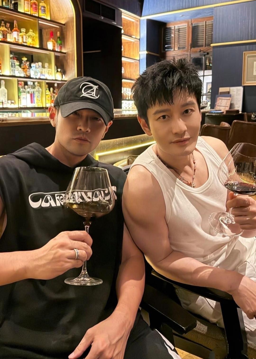 周杰伦、黄晓明两人在泰国聚会，引热议！
     6月2日，周董一身黑色装扮携手