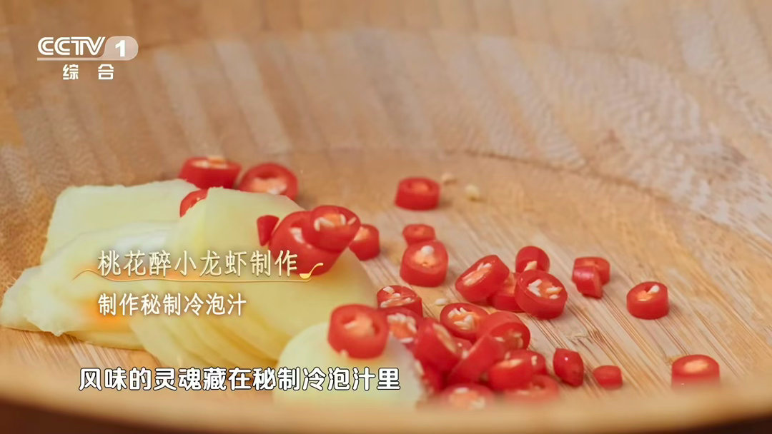 夏天夜宵三件套麻辣十三香蒜蓉小龙虾首选哪个 蒜蓉小龙虾蘸汤汁拌面，这一口谁吃谁知