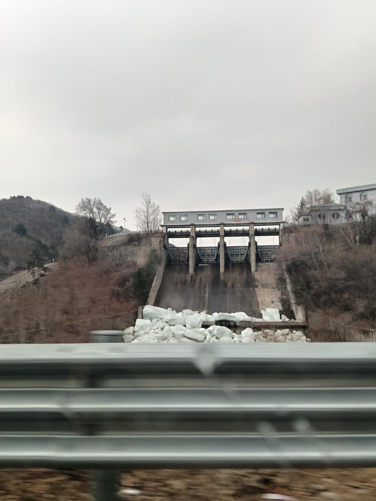 虎台水库，都4月份了，雪还没化