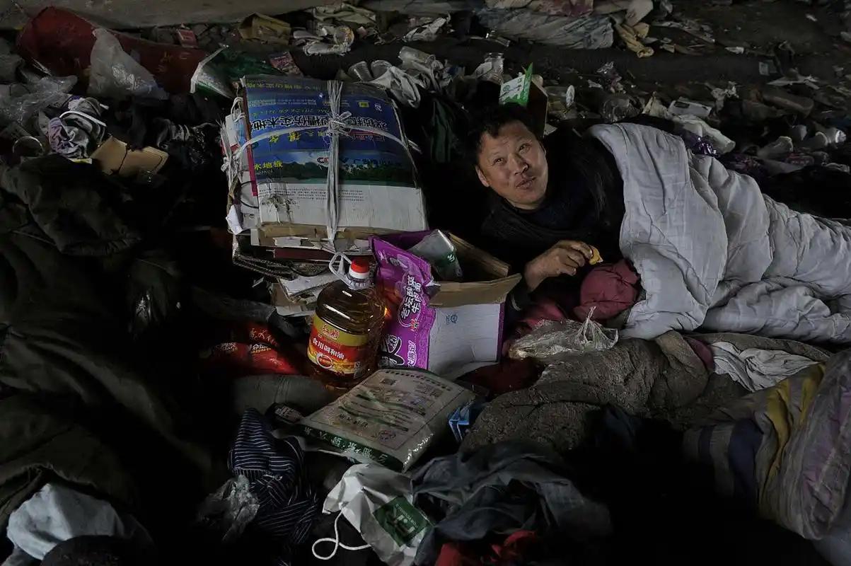 自由市场这玩意儿，别听那些原教旨主义者瞎吹，它本身不会自动带来普遍富裕，财富向少