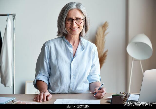 说句实在话，中年以后，打扮真不是为了给谁看，而是给自己撑底气。
 
不是要穿多贵