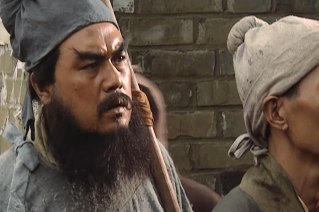 评书演员，王玥波说，水浒传里，鲁智深三拳打死镇关西，流落江湖，在观看通缉令的时候