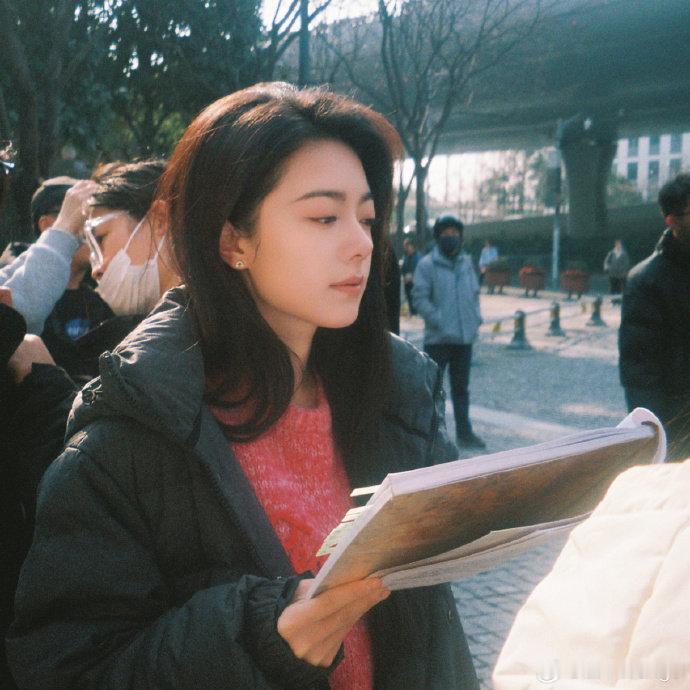 赵今麦晒聂曦光毕业照 赵今麦晒聂曦光毕业照，点击查收毕业季的西瓜 