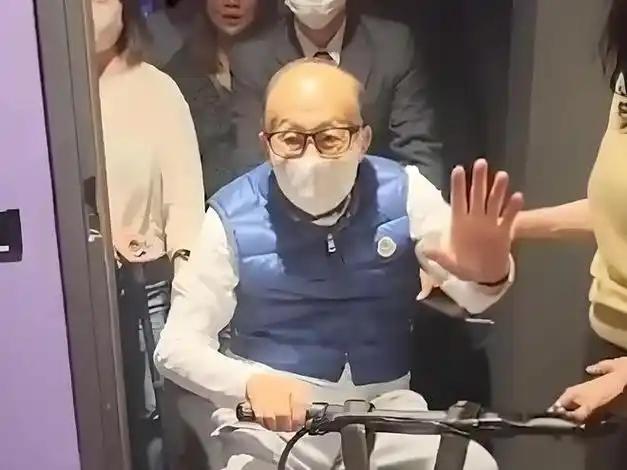 96岁李嘉诚现身看五月天演唱会，有说有笑还打拍子，被问及巴拿马港口却陷入沉默。这