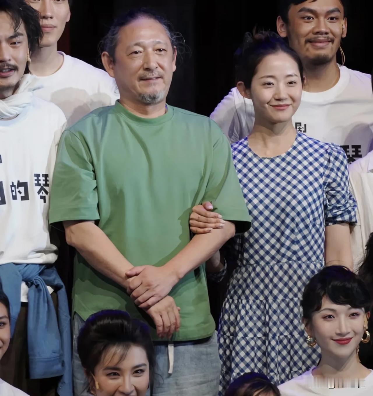 三宝现在凭自己的名气和圈内地位，随便人家请他做个镇讲个课办个班再加上半退休的工资