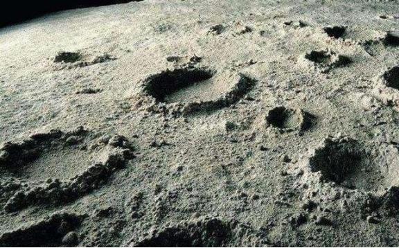 月球遍地是土，为啥不能随便带回地球？你可别被科幻片里的桥段骗了，觉得宇航员登月，