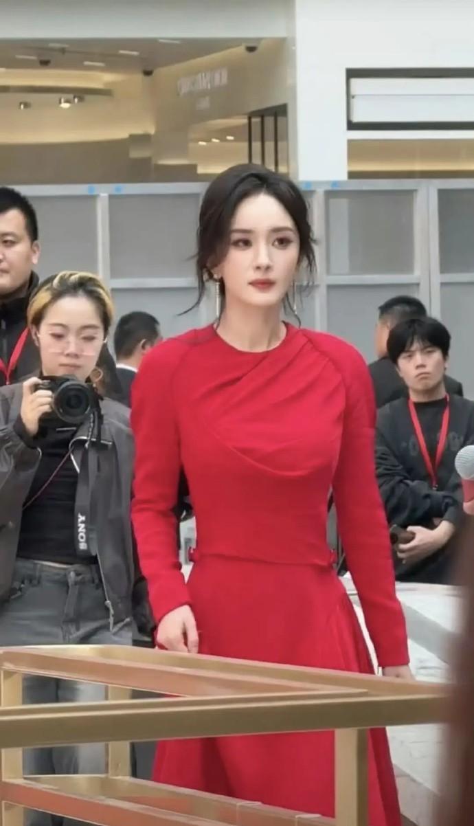 85后顶流花同一天参加品牌活动，时尚度这一块不相上下。 