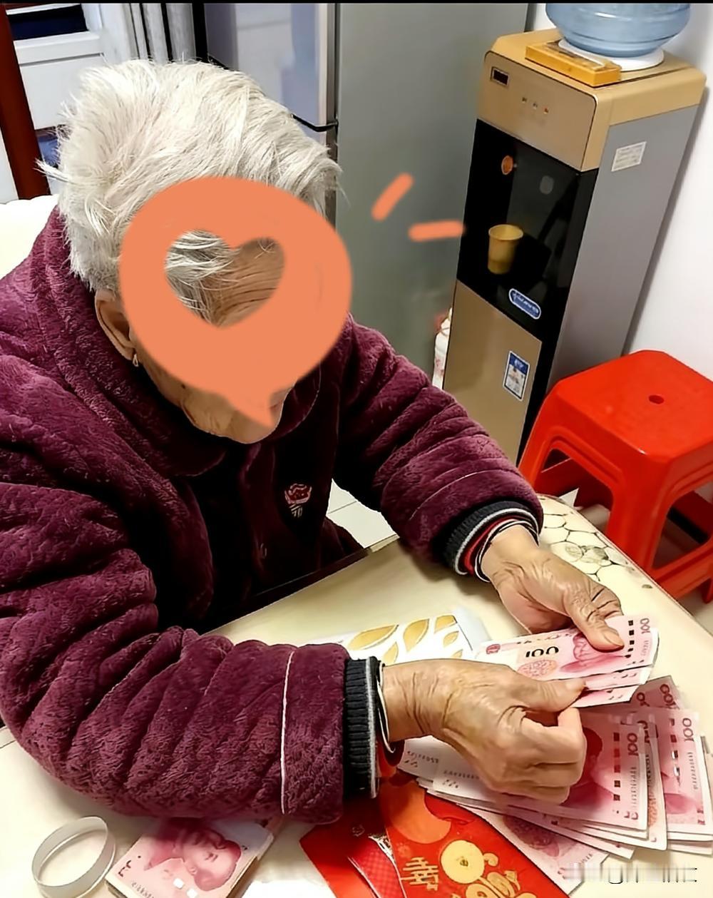 你是不是真的“和钱有仇”？来看看上海老阿婆，7600元退休金如何照顾自己。

身