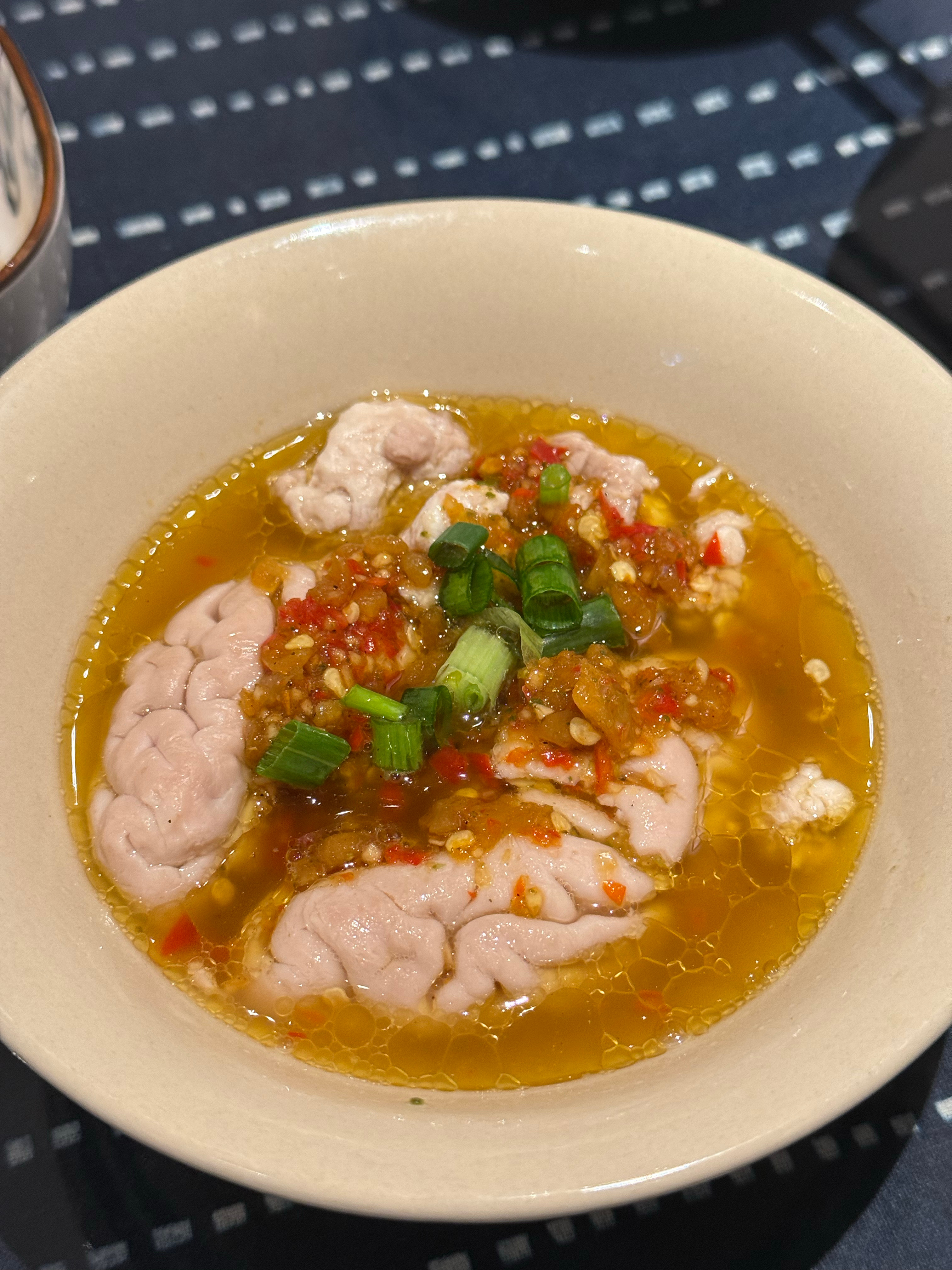 你们晚上吃什么？以前一直不敢吃脑花，没想到挺好吃的😋 